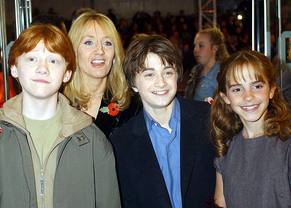 Die Schauspieler Rupert Grint (v.l.), Daniel Radcliffe und Emma Watson und die Autorin J. K. Rowling bei der Weltpremiere des ersten Harry-Potter-Films . - © dpa