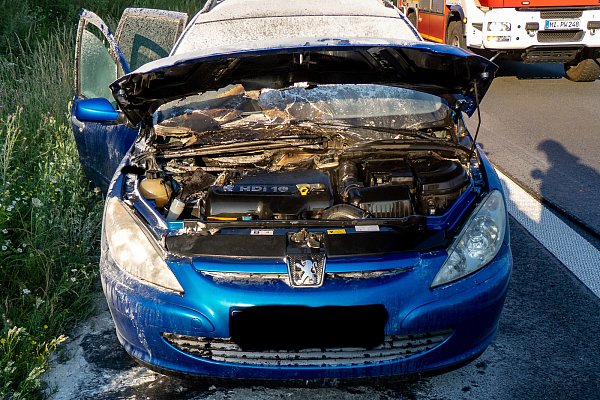 Das Feuer hat den Motorraum zerstört. - © Feuerwehr Porta/Michael Horst