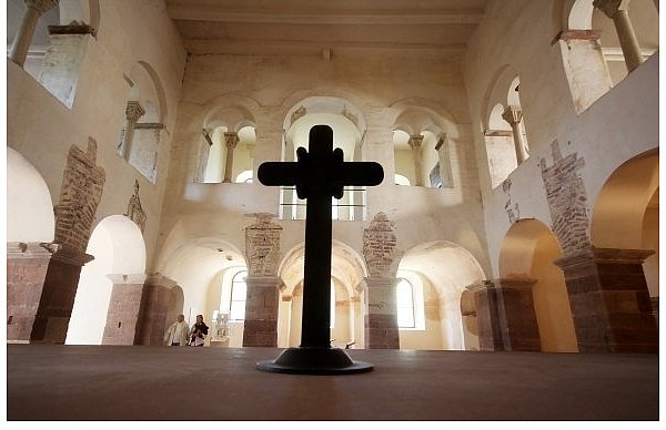 Den Altar im karolingischen Westwerk aus dem neunten Jahrhundert schmückt ein einfaches Kreuz. Im Gewölbe gibt es Reste alter Malereien. - © FOTO: DAVID SCHELLENBERG