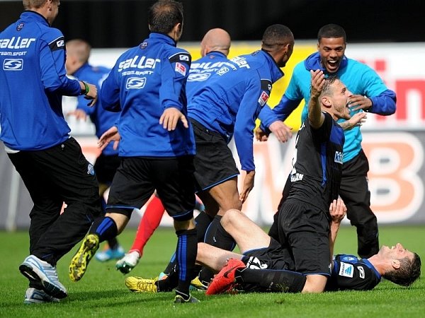 Die Paderborner Spieler feiern mit Schlusspfiff den Aufstieg. - © FOTO: DPA