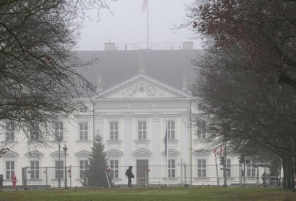 Das Schloss Bellevue in Berlin. Hier verkündete der Bundespräsident am Freitag die Entscheidung über die Auflösung des Deutschen Bundestages. - © Soeren Stache/dpa
