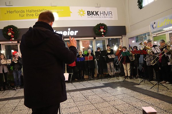 Besinnlicher Bahnhof: Der Posaunenchor Herford-Mitte und befreundetet Bläser geben seit 70 Jahren jeden Heiligen Abend ein Konzert in der Bahnhofshalle. - © Alexandra Golfinger