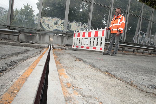 Erneuerungsbedürftig: Eine etwa zehn Zentimeter starke Lücke spannt sich über die gesamte Breite der Zufahrt von der Herforder Umgehungsstraße, der B 239, zur Autobahn 2 in Fahrtrichtung Dortmund. Detlef Lüking überwacht den Bau. - © Peter Steinert