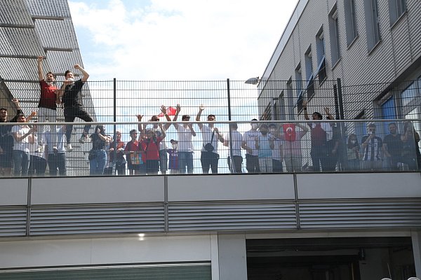 Ein paar türkische Fans sind zum Flughafen in Büren-Ahden gekommen, um ihre Fußball-Stars zu sehen und sie zu begrüßen. - © Johannes Büttner