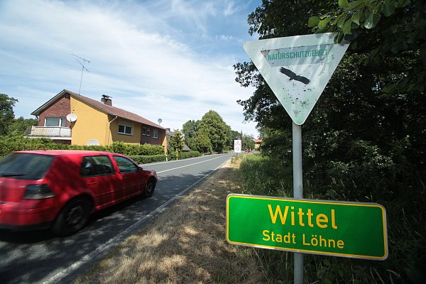 Engpass: Das Haus Mindener Straße 238 steht dicht an der B61. Um in diesem Bereich einen Fuß- und Radweg an der Fahrbahn verlegen zu können, muss die gesamte Straße um mehrere Meter gen Osten verschoben werden. - © Peter Steinert