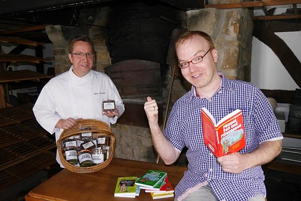 Der Gütersloher Autor Matthias Borner(r.) liest im neuen Jahr in drei Restaurants der Region. Aufgetischt wird auch Im Museumshof Senne mit dem Betreiber Silvio Eberlein. - © nw