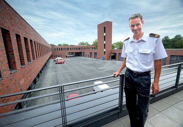Schon sechs Jahre her: Damals, im August 2019, freute sich Feuerwehrchef Hans-Joachim Koch über den Neubau der Berufsfeuerwehr auf einem Teil des Marktplatzes an der Friedrich-Ebert-Straße. Dass es derart lange dauert, auch eine Lösung für die Freiwillige Feuerwehr zu finden, hätte er wohl kaum für möglich gehalten. - © Andreas Frücht