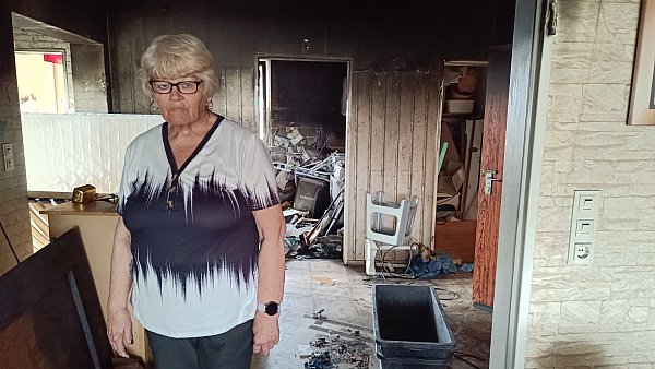 Rita Maschmann steht in ihrer unbewohnbaren Wohnung. - © Sven Hauhart