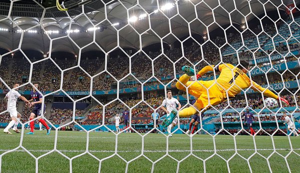 Frankreichs Torwart Hugo Lloris (r) kann das Tor zur 1:0-Führung der Schweizer nicht verhindern. - © Vadim Ghirda/AP/dpa