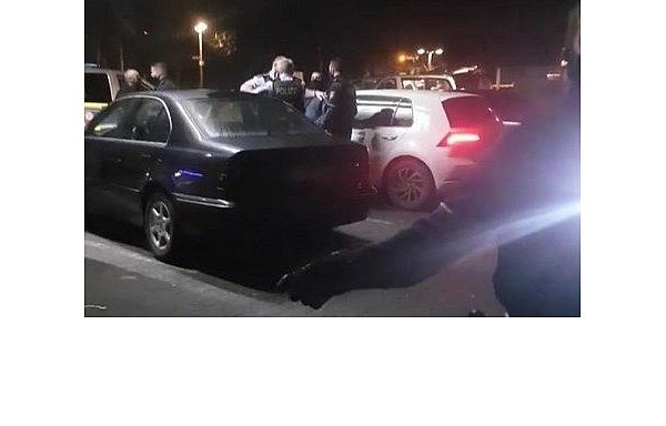 Diese Aufnahme wurde von einem der Betroffenen beim Einsatz der Polizei am Elli-Markt gemacht. - © Privat
