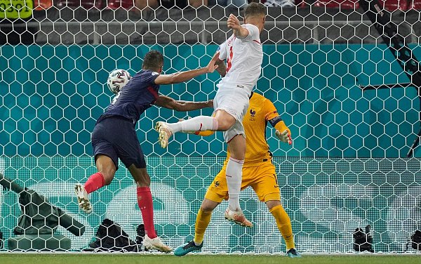 Haris Seferovic (M) erzielt das Tor zum 2:3 gegen Frankreich. - © Vadim Ghirda/Pool AP/dpa