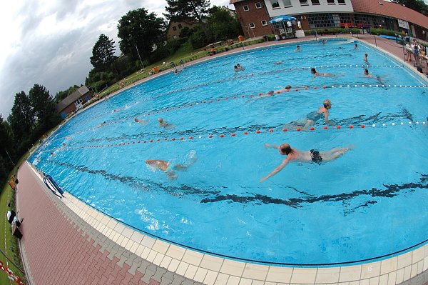 Im Freibad Werther gibt es eine Happy Hour für Früh- und Abenschwimmer. - © Anke Schneider
