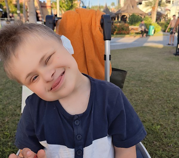 Louis ist überall dabei und vollständig eingebunden – das ist der Familie aus dem Kreis Gütersloh sehr wichtig. - © Familie Kassen