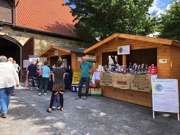 Auf dem Scheunenmarkt in Bad Wünnenberg gibt es ein vielfältiges Angebot. Ein Teil der Waren ist nach Angaben des Veranstalters in Bio-Qualität. - © Regionalforum