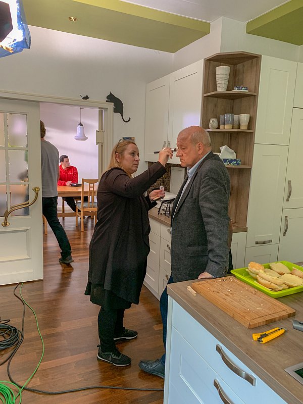 Ein wenig Maske bekommt auch Leonard Lansink, der besonders durch die ZDF-Krimiserie Wilsberg bekannt wurde. - © Noah Brümmelhorst