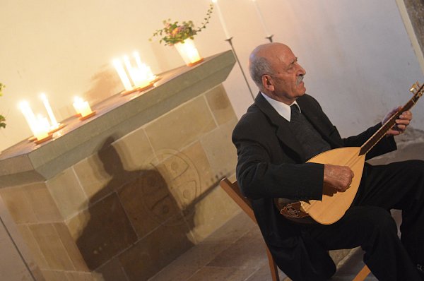 Gesang und Spiel: Mehmet Ali Kartum repräsentiert die Gemeinschaft der Aleviten. - © Dietmar Gröbing