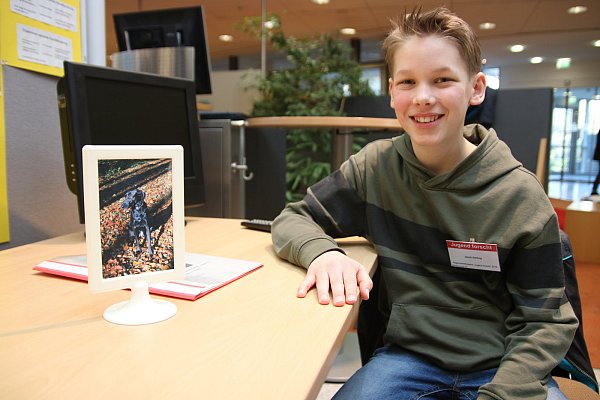 Jacob Gerling mit einem Foto seiner Hündin Luca. Den Vierbeiner zu konditionieren, war Inhalt seines Projektes. - © Beriwan Ali