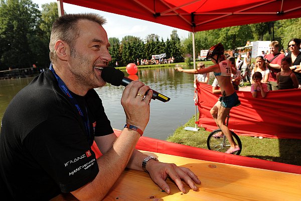Moderator und Organisator Hans-Jörg Milse bedauert das Ende des Radrennens. - © Raimund Vornbäumen