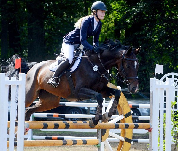 Kreismeisterin: Dana Kristkowitz aus Schloß Holte siegte bei den Junioren auf der Stute Enare. - © Markus Schumacher