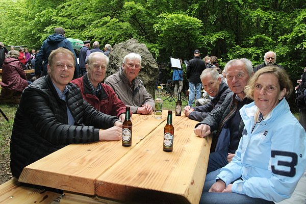 Rustikal und bequem: Bernd Rührup, Dieter Lückemeier, Günter Niedringhaus, Frank Haberbosch, Wilhelm Henke und Susanne Sassenberg weihen die neuen Sitzmöbel ein. - © Klaus Frensing