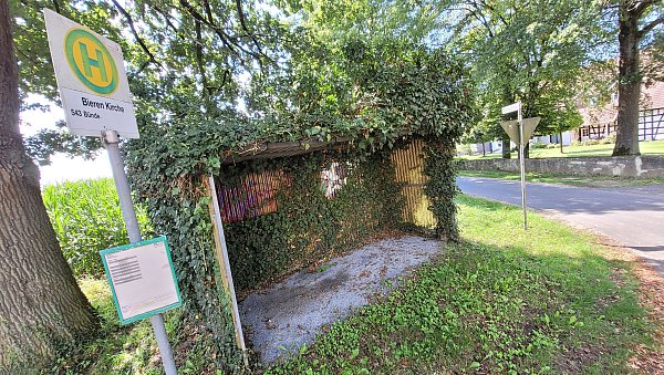 Die Anbindung von Rödinghausen an den Öffentlichen Personennahverkehr wird von den Ortscheck-Teilnehmern kritisiert. Symbolisch steht hierfür der schlechte Zustand der Bushaltestelle "Bieren Kirche" aus dem Jahr 2023. - © Florian Weyand (Archivbild)