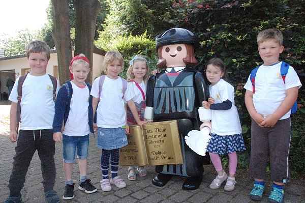 Beliebtes Fotoobjekt: Zusammen mit Dr. Martin Luther ließen sich viele Kinder wie Jungen und Mädchen des Hüllhorster Kindergartens "Huckepack" gerne fotografieren. Fotos: Klaus Frensing - © Klaus Frensing