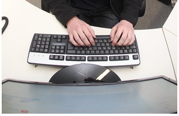 Till Wübbers ist zwar noch Schüler, kennt sich aber mit Computern bereits bestens aus. - © FOTO: JÖRG STUKE