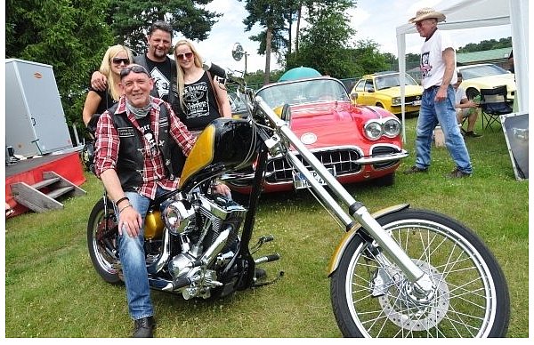 Diesen Titel hat Uwe Seiffert vom Chopper-Club Paderborn am Ende mit seiner Harley Davidson High Necker für sich verzeichnen können. Um ihn herum stehen Organisator Michael "Fitti" Förster mit Jenny Deike (l.) und Jessica Oelman aus Peine im Arm. Der rote Chevrolet Corvette, Baujahr 1960, wegen seiner Verzierungen auch "RocknRoll-Corvette" genannte, bildet den passenden Rahmen. - © FOTO: KARIN PRIGNITZ