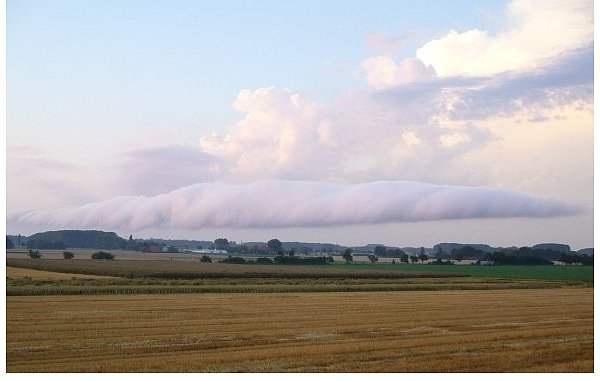 Diese Wolke nördlich der Röttgerstraße in Lübbecke hat ein Leser fotografiert, nachdem das Gewitter weitergezogen war. - © FOTO: RAINER PIEL