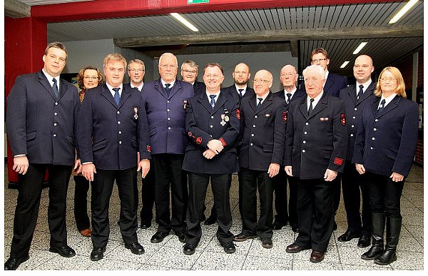 Einige Mitglieder wurden für langjährige Mitgliedschaft geehrt, andere wurden aus ihrer Position verabschiedet. Thomas Kronshage, Dr. Ursula Herbort, Michael Mattern, Manfred Behrens, Wolfgang Köllermeier, Udo Bollhorst, Ralf Dubberke, Matthias Sielemann, Heinz Prüssner, Gerhard Schlüer, Georg Niedworock, Kai Uwe Böttinger, Christian Breimhorst, Marion Ellerbrake-Bockermann (v. l.).