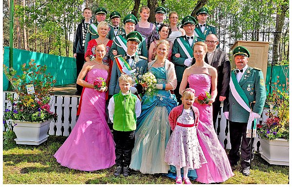 Dem Königspaar Michael und Katrin Brechmann (Mitte) mit ihren Kinder Niklas und Jenna stehen die Ehrendamen Nicola Schäfer (l.) und Simone Brink zur Seite sowie Sven Tessmann (r.). Über ihnen haben sich Denise und Frank Hachmann sowie Nicole und Sven Bader, außerdem Pfarrer Karl-Josef Auris aufgestellt (v .l.). Ganz oben stehen Leon Siek, Winfried Gees, Leo Austermeier, Beate und Olaf Niendorf sowie Manuela Brock-Schniedermann und Rolf Schniedermann (v.l.). - © FOTOS: KARIN PRIGNITZ