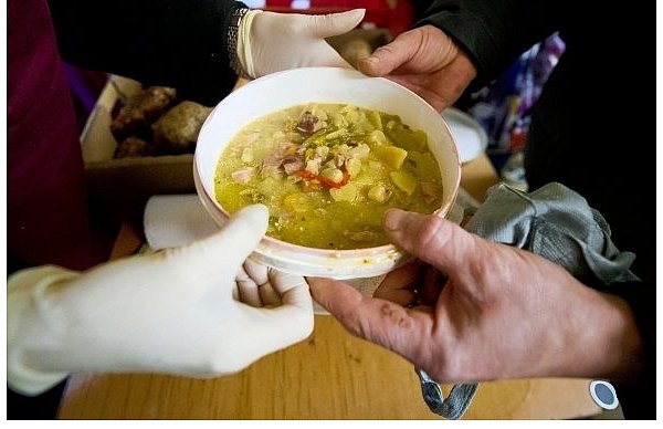 Immer mehr ältere Menschen mit zu geringer Rente sind auf karitative Angebote wie kostenlose Lebensmittel der Tafel, Kleiderkammern oder Sozialkaufhäuser angewiesen. - © FOTO: DPA