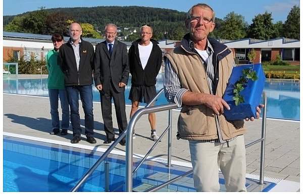 Die Kollegin Dagmar Roscher (v. l.) , Betriebsleiter Uwe Lippenmeyer, Beverungens Bürgermeister Hubertus Grimm und sein Nachfolger Alexander Klaus danken Wilfried Tillmann für 44 Jahre zuverlässige Zusammenarbeit. Dass das Abschiedsgeschenk in blaues Papier eingepackt ist, ist an einem solchen Tag wohl Ehrensache. - © FOTO: PFÖRTNER