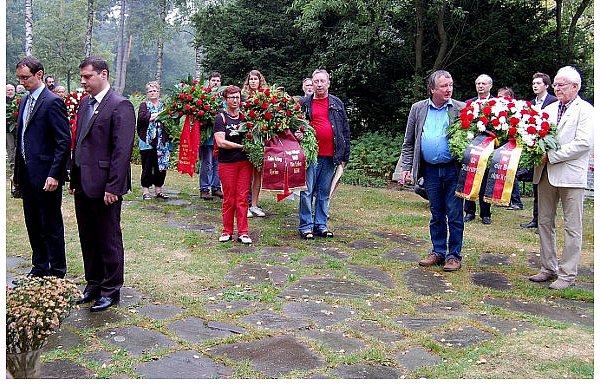 Am sowjetischen Mahnmal auf dem Ehrenrfriedhof legten Vertreter der russischen und weißrussischen Konsulate einen Kranz nieder. - © FOTO: KEMNA