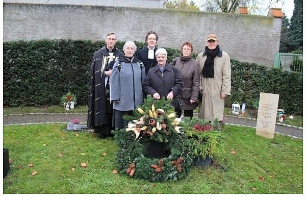 Pfarrer Gerald Haringhaus von der katholischen Kirche Johannes Baptist, Schwester Ingrid Hufnagel vom Mittagstisch, Pfarrer Bodo Ries von der Petri-Gemeinde sowie Ingeborg Graf, Kornelia Scheffcyk und Dr. Hans-Ulrich Hart vom Mittagstisch sind froh, dass hier jeder eine Ruhestätte findet. - © FOTO:SCHULZ