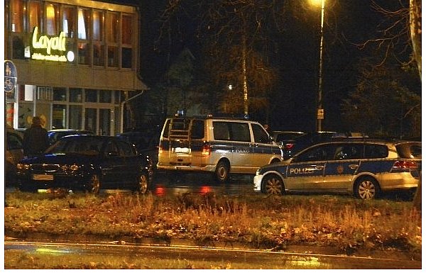 Vor diesem Einkaufszentrum warteten zahlreiche Polizisten auf die Rocker. - © FOTO: ANDREAS EICKHOFF