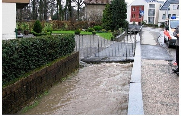 Im Januar 2011 hatte die Steinbeke so viel Wasser, dass sie beinahe Teile der Stadt überflutet hätte. - © FOTO: STADT