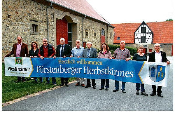 (v. l.) Gutsverwalter Maximilian von Laer, Silvia Schäfer (Beirat Gewerbeverein) Bernhard Lücke, (Vizevorsitzender), Wilfried Hillebrand (Vorsitzender), Clemens Henkel (Kirchenvorstand), Günter Bohr (Beisitzer), Bernhard Borghoff (Kassierer), Liane von Rüden (Vorsitzende Landfrauenvereinigung) und Michael Hahn (Schriftführer). - © FOTOS: JOHANNES BÜTTNER