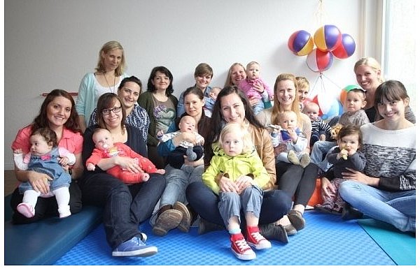 Die Hebammen Michelle Rump (4. v. l.) und Nicole Kaempfer (4. v. r.) genießen das Zusammensein mit "ihren Müttern" und deren Kindern. - © FOTO: SCHARLIBBE