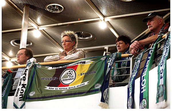 Martin Witlage (v. l.), Babsi Osthus, Dagmar Barkey und Jürgen Osthus verfolgen gespannt die Debatte in der Stadthalle. - © FOTO: PATRICK MENZEL