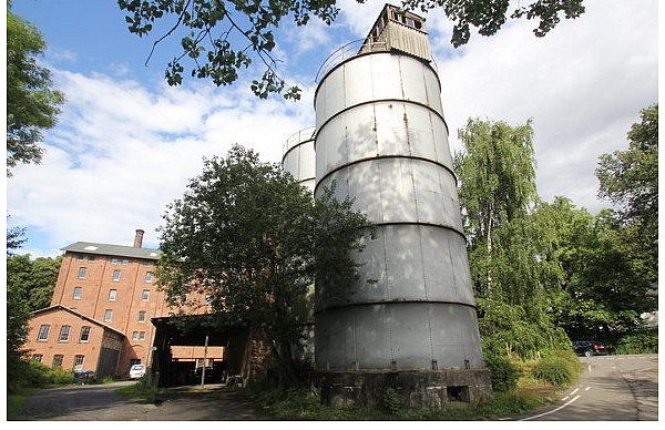 Die Silos am Hotel Entenhof werden abgebaut. Gestern begannen die Vorarbeiten. - © FOTO: ULF HANKE