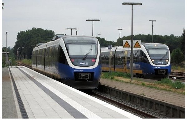 Die Sennebahn am neuen Bahnsteig in Sennelager.