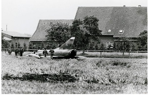 Nach einem führerlosen Flug über mehrere Kilometer ging die Mirage an der Gütersloher Straße auf einer Wiese der Hofstelle Daut nieder. Britische und französische Militärexperten untersuchten die Maschine.