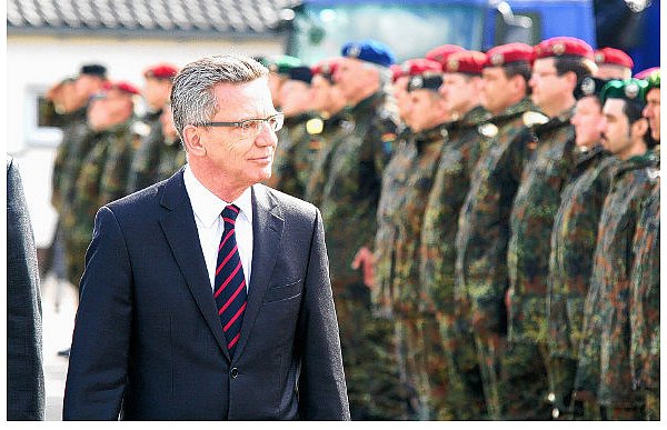 Verteidigungsminister Thomas de Maizière stellt in Holzminden die erste niedersächsische regionale Sicherungs- und Unterstützungskompanie in Dienst. - © FOTO: BURKHARD BATTRAN
