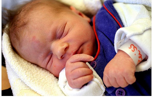 Niklas Reiss verschlief den ersten Fototermin seines Lebens – mit Recht. Erst wenige Stunden vorher war er als erstes Baby im Mühlenkreis um 6.07 Uhr im Kreissaal des Lübbecker Krankenhauses zur Welt gekommen. - © FOTO: MKK