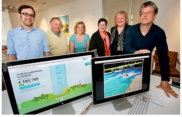 Die Unternehmer Lasse Rheingans (l.) und Peter Wiegelmann (r.) wollen das Freibad Gadderbaum retten – und darüber freuen sich Dietrich Kögler (CDU), Marianne Weiß (Grüne), Barbara Schneider (SPD) sowie Christina Osei (Förderverein). - © FOTO: ANDREAS ZOBE