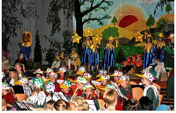 Das Bühnenbild, die bunten Kostüme und die kindgerechte Musik lassen die Atmosphäre im König-Wilhelm-Gymnasium bei Rolf Zuckowskis "Vogelhochzeit" noch schöner erscheinen. - © FOTOS: HELENA BERGMANN