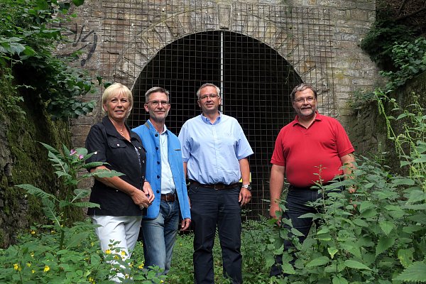 Sehen Licht am Ende des Reaktivierungstunnels: Die CDU-Fraktionsvorsitzenden (v.l.) Irmgard Kurek (als Vertreterin für Joachim Finke), Hansjörg Frewer, Eberhard Fisch und Michael Fechtler vor dem Almetalbahn-Tunnelportal. - © CDU