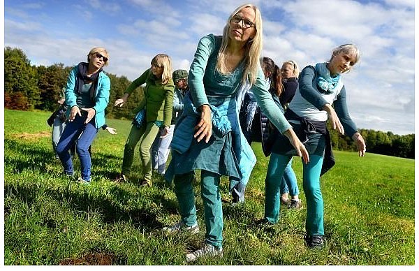 Die Gruppe "Solomomento" mit Cornelia Buldmann (vorne), farblich auf die Natur abgestimmt. - © FOTO: BARBARA FRANKE