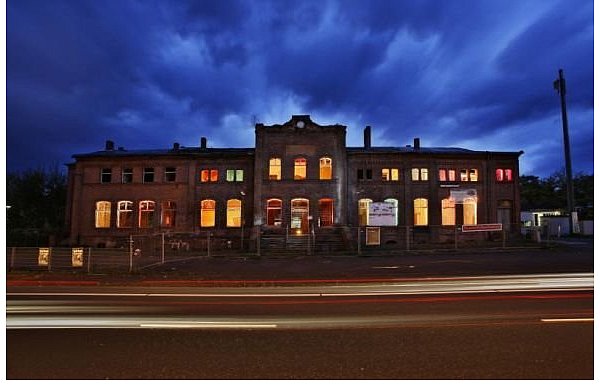 Der Bahnhof Vlotho. Von innen kunstvoll beleuchtet zeigt das Gebäude in der Dämmerung seine Besonderheit. - © FOTO: THORSTEN ULONSKA